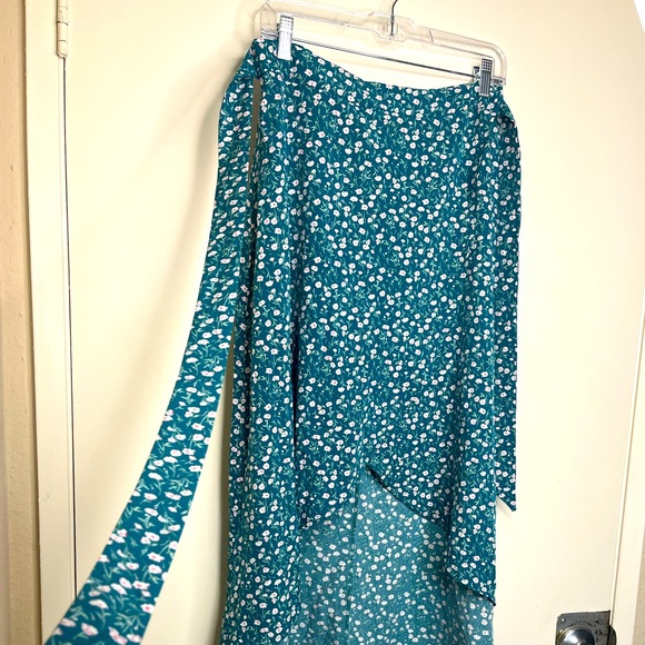 Women's Floral Flowy Ditsy Wrap Skirt, Size M - Picture 9 of 15